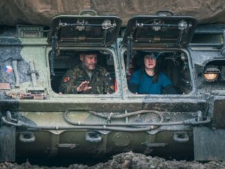 Řízení bojového pásového vozidla. Foto: 91. skupina informačního boje útvaru Armády ČR