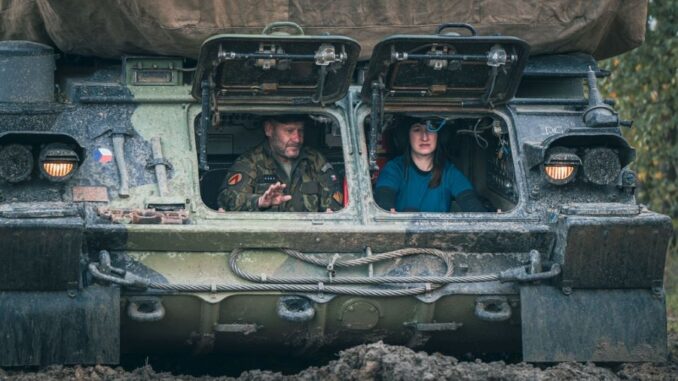 Řízení bojového pásového vozidla. Foto: 91. skupina informačního boje útvaru Armády ČR