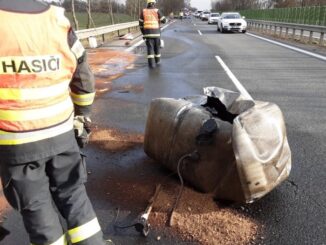 Utržená nádrž s naftou