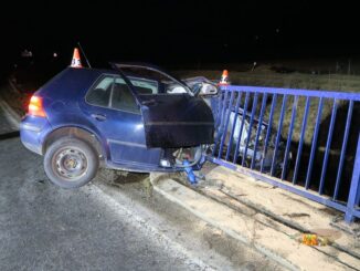 Auto narazilo do zábradlí mostu