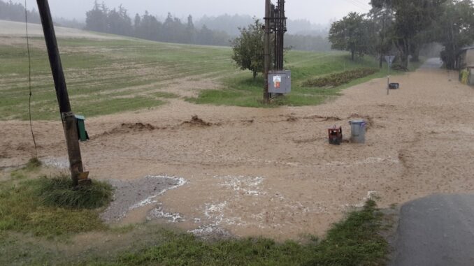 Fotky ze Dzbelu na Konicku po silné bouřce