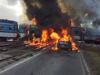 požár vlaku a kamiónu