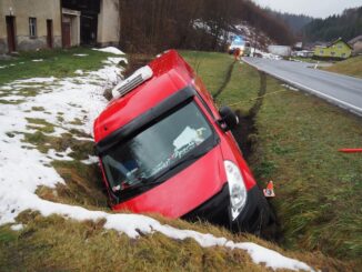 Dodávka v příkopu