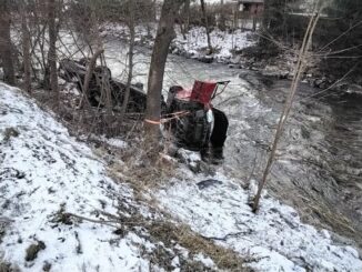 Auta skončila v řece