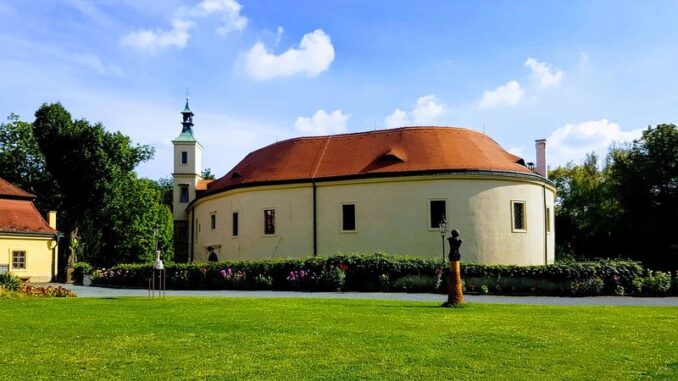 Zámek Roztoky u Prahy. Zdroj: Pixabay.com/kerut