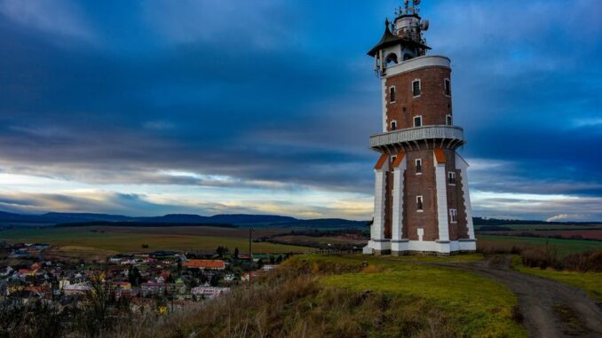 Vyhlídková věž u Kryr: Zdroj: Shutterstock/SilenyKralik